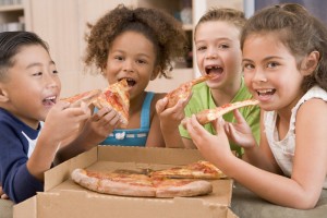 children eating pizza